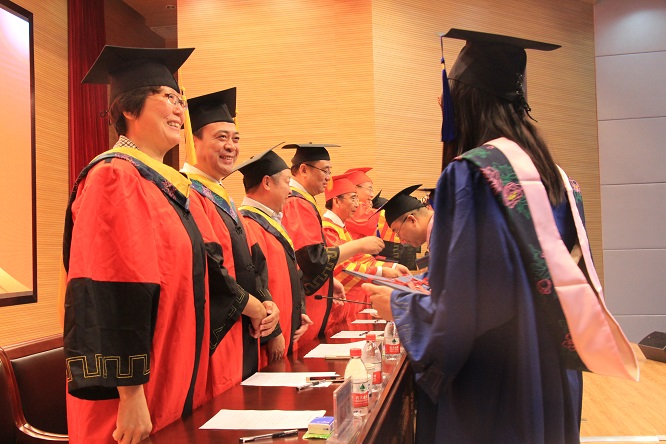 授予学位瞬间